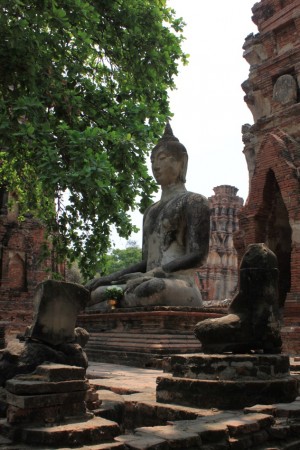 ワット・マハタート。仏像の首は侵攻の際、ことごとく落とされた。これは観光用に復元された状態。