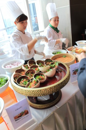 美食の国タイ。やっぱり料理ブースは人気。タイ料理だけでなく各国料理が、旅行会社やメディア関係者にふるまわれた。