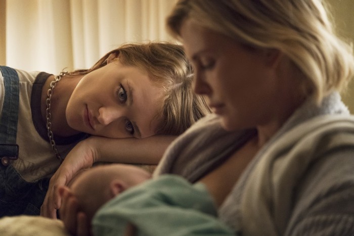 (l to r.) Mackenzie Davis as Tully and Charlize Theron as Marlo star in Jason Reitman's TULLY, a Focus Features release.